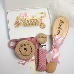Baby Geschenkset, Anstecknadel & Haarbürste & Box & Schnullerclip Pink